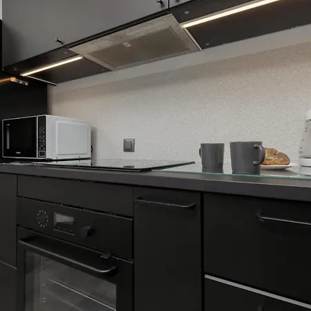 公寓 Black & White Minimalist In By Renters