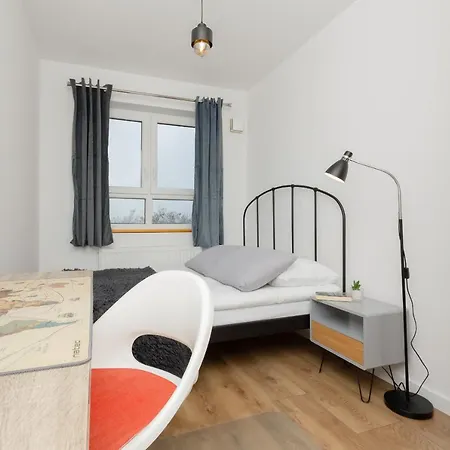 Black & White Minimalist In By Renters 华沙